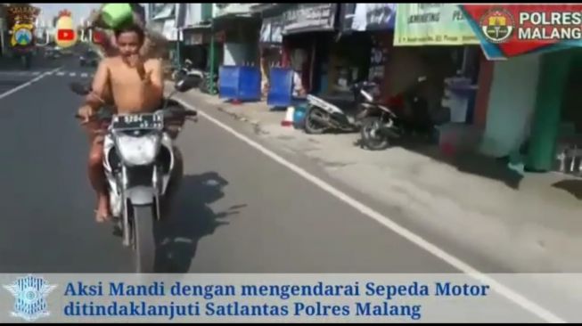 Bidik layar terkait video viral dua pemuda telanjang dada keramas sambil berkendara sepeda motor. (istimewa).