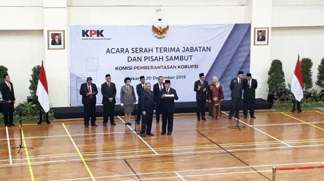 Acara serah terima jabatan antara Agus Rahardjo ke Komjen Firli Bahuri di Gedung KPK.(Suara.com/Welly Hidayat). 