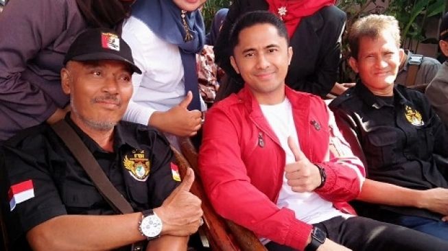 Wakil Bupati Bandung Barat Hengky Kurniawan (jas merah) dikabarkan berpindah partai dari Demokrat ke PDI Perjuangan. [Ayobandung.com]