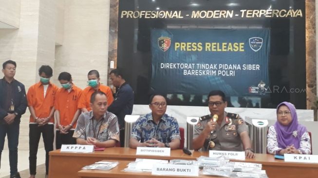 Polisi Tangkap 2 Orang Penyebar Konten Porno Dewasa dan Anak