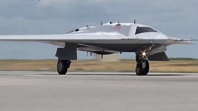 Rusia Pamer Drone Siluman Sukhoi S-70 Okhotnik- B, Berbobot 20 Ton