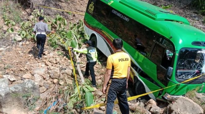 Bus Rombongan Pegawai Kemenag Masuk Jurang, Gara-gara Sang Sopir Ngantuk