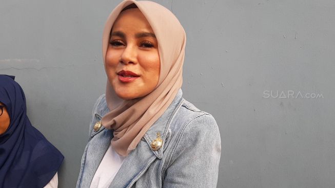 Kaki Jenjang Bikin Salfok, 10 Potret Body Goals Olla Ramlan