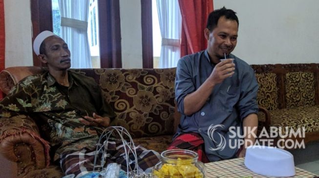 Ustadz Hikmat (kanan), pembawa acara dalam kegiatan haul ke delapan Habib Abdullah bin Zein Alatas di Kampung Cikurutug RT 01/05 Desa Cikurutug Kecamatan Cireunghas, Kabupaten Sukabumi. | Sumber Foto:Oksa BC (Sukabumiupdate.com)