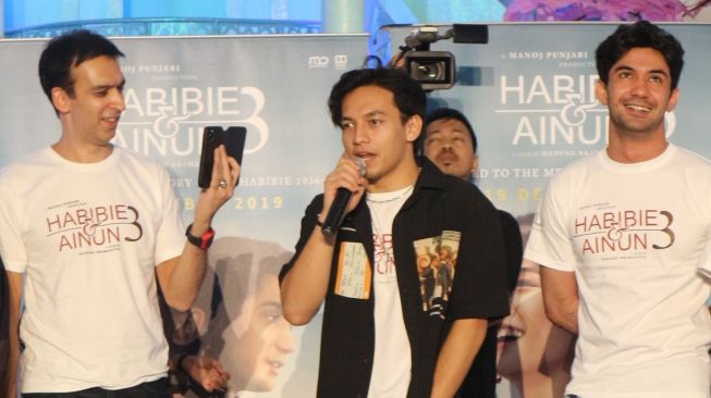 Jefri Nichol saat promosi film Habibie & Ainun 3 di Hartono Mall. (Rima Suliastini/Suara.com)