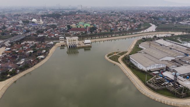 Foto udara kolam Retensi Cieunteung di Baleendah, Kabupaten Bandung, Jawa Barat, Jumat (20/12). [ANTARA FOTO/M Agung Rajasa]