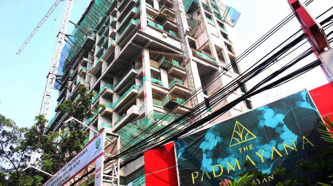 Pekerja menyelesaikan proyek The Padmayana di kawasan Kebayoran Baru, Jakarta Selatan, Sabtu (21/12). [Suara.com/Oke Atmaja]