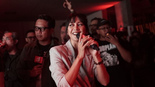 Aksi para peserta Kontes Adu Singing di Karaoke Anthem Challenge. [istimewa]