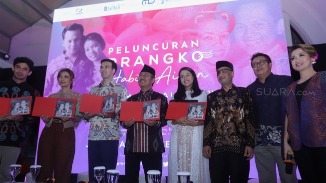 Aktor Reza Rahadian, presenter sekaligus jurnalis Najwa Shihab, produser film Manoj Punjabi, akademisi Jimly Asshiddiqie, penyanyi sekaligus aktris Maudy Ayunda dan putra kedua almarhum BJ Habibie Thareq Habibie menunjukkan prangko Habibie Ainun saat peluncuran perangko Habibie Ainun di CoHive Filateli, Jakarta Pusat, Jumat (20/12). [Suara.com/Angga Budhiyanto] 