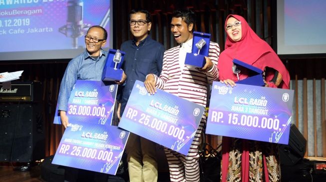 Wishnutama bersama para pemenang Lomba Cipta Radio. [Sumarni/Suara.com]