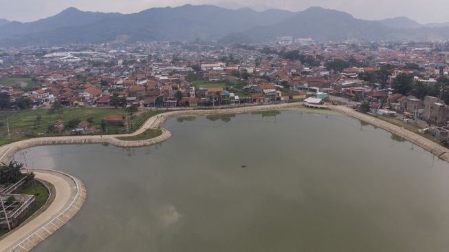 Foto udara kolam Retensi Cieunteung di Baleendah, Kabupaten Bandung, Jawa Barat, Jumat (20/12). [ANTARA FOTO/M Agung Rajasa]