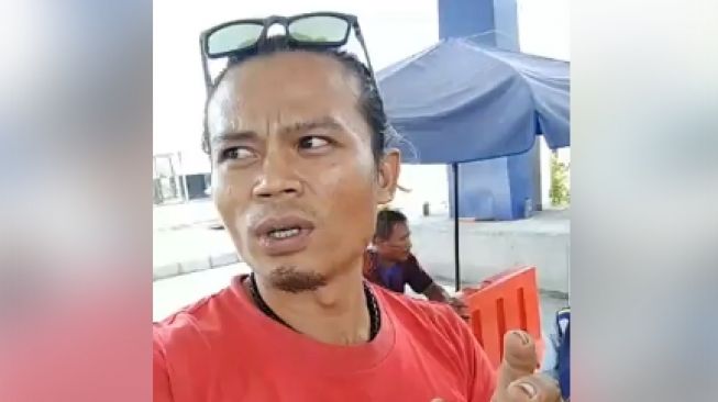 Viral sopir truk kehilangan kartu tol, dendanya bikin ngilu. (Facebook)