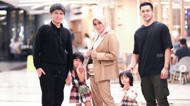 Olla Ramlan bersama suaminya, Aufar Hutapea dan ketiga anaknya. [Instagram]