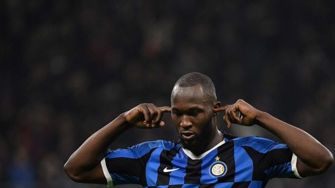 Pemain depan Inter Milan Romelu Lukaku merayakan golnya setelah mencetak gol  selama pertandingan sepak bola Serie A Italia antara Inter Milan melawan Genoa di Stadion Giuseppe Meazza, Milan, Italia, Minggu (22/12) dini hari WIB. [Marco Bertorello / AFP]