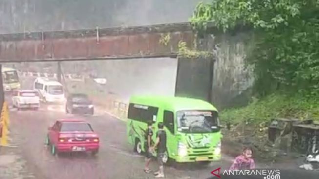 Luapan Air Terjun Lembah Anai Berkurang, Jalan Sudah Bisa Dilalui