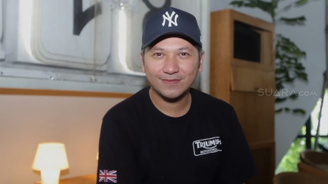 Gading Marten saat menggelar jumpa pers film 'Temen Kondangan' di Ecology Bistro, Kemang, Jakarta Selatan, Jumat (20/12). [Suara.com/Angga Budhiyanto]