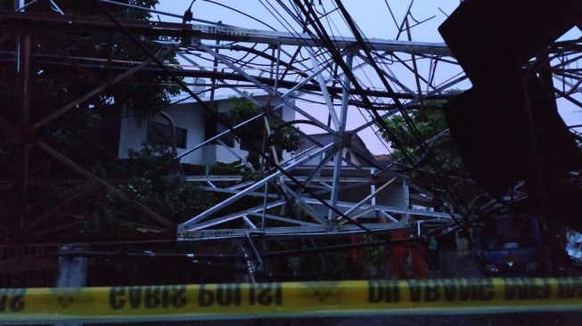 Menara BTS Milik RRI yang Roboh di Radio Dalam Diduga Tersambar Petir