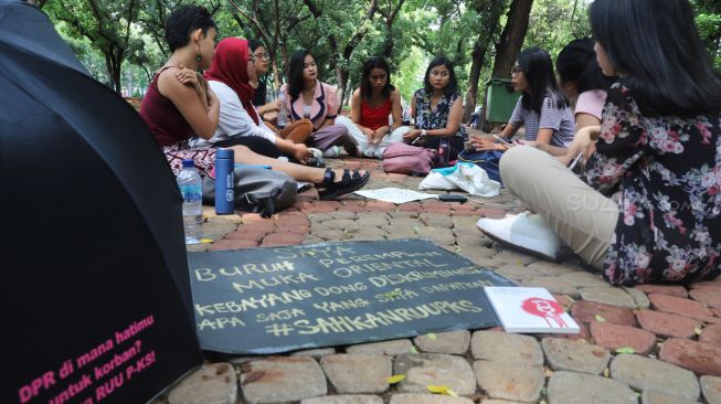 Massa aksi yang tergabung dalam Aliansi Perempuan Bangkit Menggugat berunjuk rasa di kawasan Monas, Jakarta, Minggu (22/12). [Suara.com/Alfian Winanto]
