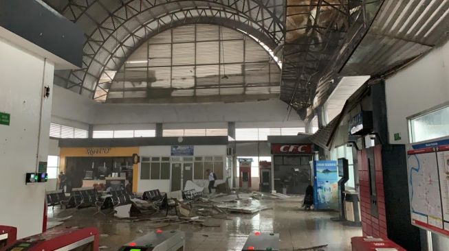 Pohon Tumbang Porak-porandakan Stasiun Serpong dan 2 Minimarket