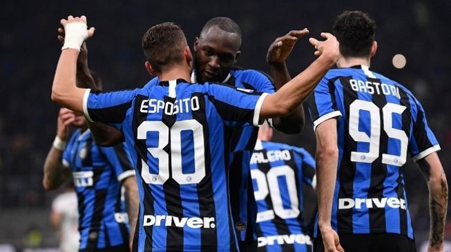 Striker Romelu Lukaku memberikan selamat usai penyerang belia Inter Milan Sebastiano Esposito mencetak gol ke gawang Genoa melalui titik penalti. (Foto: AFP)