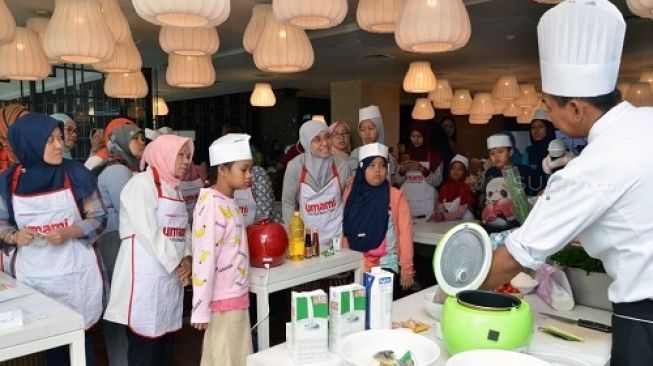 Mother’s Day Fun Cooking Class bertajuk 'Nasi Gurih Warna Rice Cooker by Fowarlife' digelar di Aston Priority Simatupang Hotel & Conference Center, Sabtu (21/12/2019). (Suara.com/Ririn Indriani)