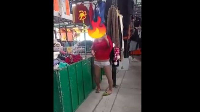 Wanita coba celana  dalam sebelum beli. (Facebook)