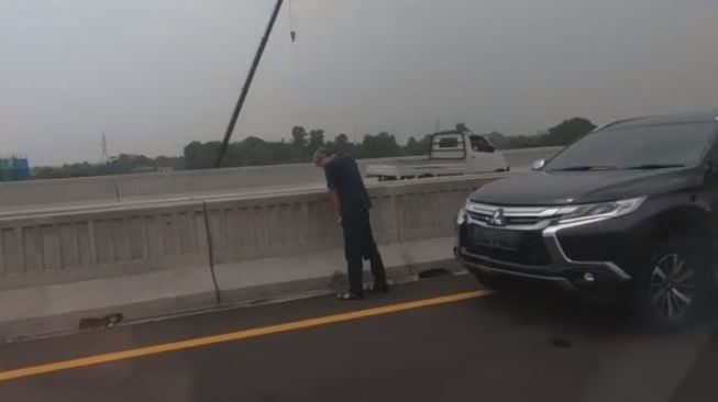 Pecah Rekor, Pemobil ini Disebut Jadi Orang Pertama yang Pipis di Tol Japek