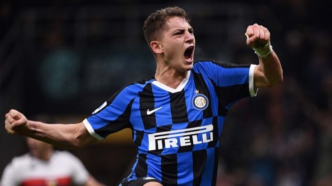 Pemain depan Inter Milan Sebastiano Esposito merayakan golnya setelah mencetak gol dari penalti selama pertandingan sepak bola Serie A Italia Inter Milan melawan Genoa di Stadion Giuseppe Meazza, Milan, Italia, Minggu (22/12) dini hari WIB. [Marco Bertorello / AFP]