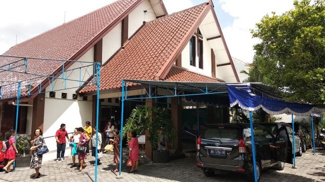 Jemaat Gereja Kristen Jawa (GKJ) Kotagede, Yogyakarta selesai melakukan ibadah rutin pada Minggu (22/12/2019). - (SUARA/Baktora)