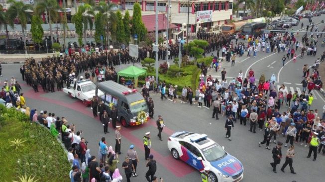 Ratusan Polisi Antar Jasad Anggota Brimob Tewas Dianiaya Warga di Papua