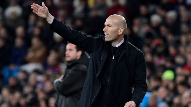 Pelatih Real Madrid, Zinedine Zidane memberikan instruksi pada laga Liga Spanyol 2019/2020 kontra Athletic Bilbao di Santiago Bernabeu, Madrid, Senin (23/12/2019) dini hari WIB. [JAVIER SORIANO / AFP]