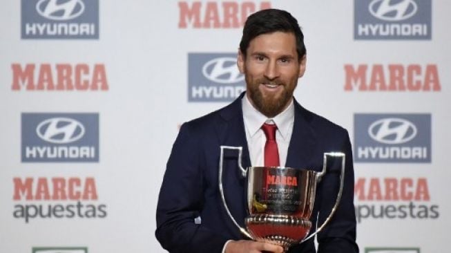 Pemain Barcelona Lionel Messi menerima penghargaan Pichichi setelah tercatat sebagai pencetak gol terbanyak La Liga [AFP]