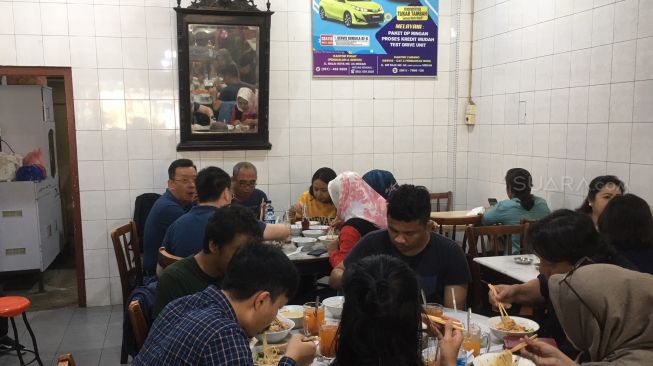 Suasana khas kedai Bihun Bebek Asie Kumango gaya Peranakan [Suara.com/ukirsari].