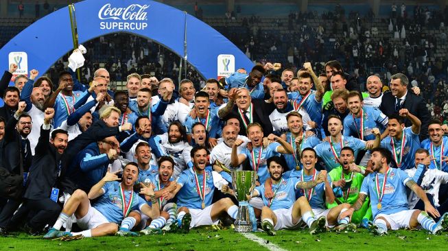 Pemain Lazio mengangkat trofi setelah pertandingan final sepakbola Supercoppa Italia antara Juventus melawan Lazio di Stadion King Saud University, Riyadh, Senin (23/12) dini hari WIB. [GIUSEPPE CACACE / AFP]