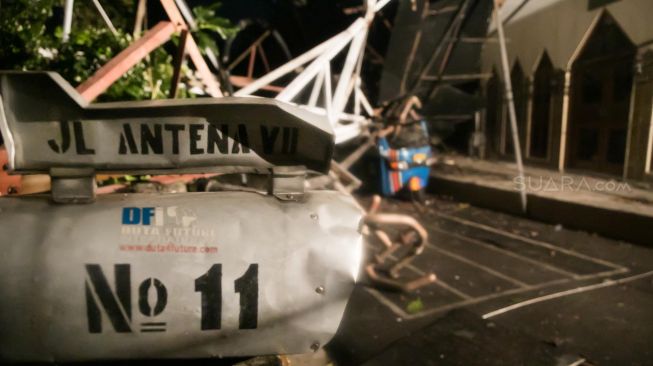 Kotak pos dari srumah salah seorang warga yang rumahnya tertimpa tower milik RRI yang roboh, di Jalan Antena VII, Radio Dalam, Jakarta Selatan, Minggu (22/12) malam. [Suara.com/Alfian Winanto]