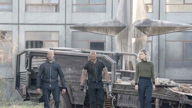 Hobbs & Shaw, dengan kendaraan hasil modifikasi [Universal Picture].