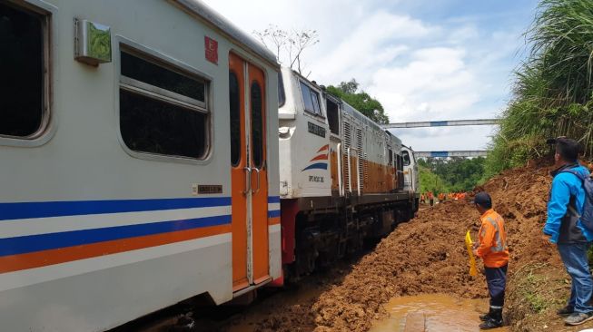 Pasca Longsor di Ruas Cigombong, Jalur Kereta Bogor-Sukabumi Kembali Normal