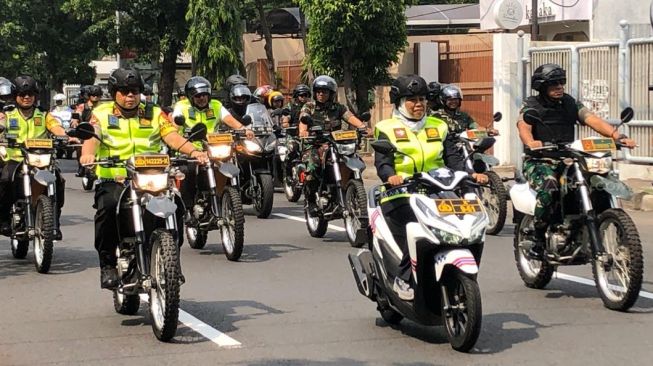 Gubernur Jatim Khofifah Indar Parawansa, Kapolda Jatim Irjen Luki Hermawan dan Pangdam V/Brawijaya Mayjen TNI R Wisnoe Prasetja Boedi naik motor untuk memantau kesiapan beberapa gereja di Surabaya [Suara.com/Achmad Ali].