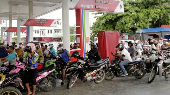 Sejumlah pengendara kendaraan bermotor antre untuk mengisi Bahan Bakar Minyak (BBM) di salah satu SPBU di Kota Kupang, NTT, Senin (23/12). [ANTARA FOTO/Kornelis Kaha]