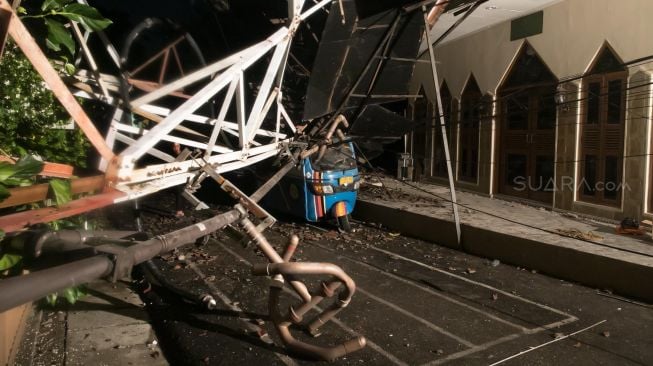 Suasana pasca robohnya tower RRI yang menimpa 4 rumah serta 1 Masjid di Jalan Antena VII, Radio Dalam, Jakarta Selatan, Minggu (22/12) Malam. [Suara.com/Alfian Winanto]