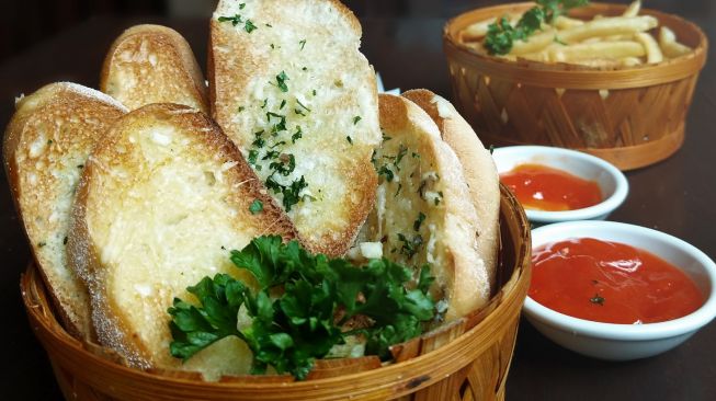 Cara Membuat Bagelan Garlic Roti Tawar, Camilan Nikmat Habis Gowes Sepeda