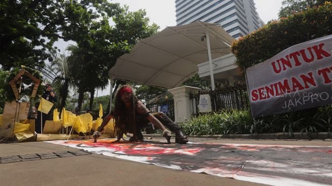 Sejumlah seniman yang tergabung dalam Forum Seniman Peduli Peduli TIM melakukan silent action atau akasi senyap di depann Balai Kota DKI Jakarta, Senin (23/12).  [Suara.com/Angga Budhiyanto]