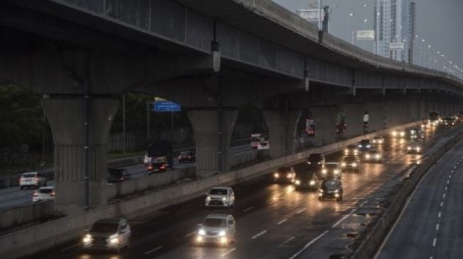 Tol Jakarta-Cikampek di Cikarang, Kabupaten Bekasi, Jawa Barat, Minggu (22/12/2019). Sebagai ilustrasi lalu lintas Libur Nataru [ANTARA FOTO/Fakhri Hermansyah/aww].