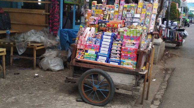 Pedagang Terompet dan Petasan Bakal Dibubarkan, Barang Dagangan Disita