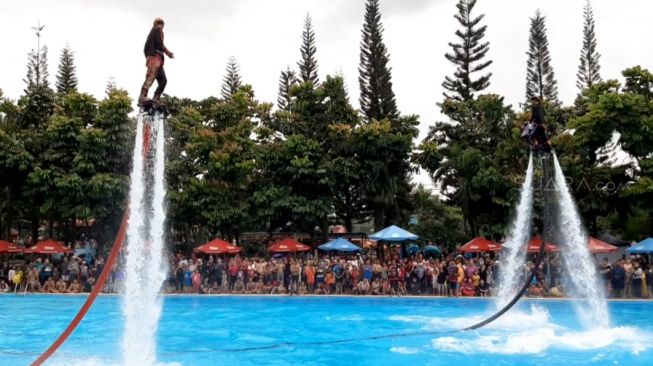 Perkawinan Seni Kuda Kepang dam Flyboard di Owabong Purbalingga. (Suara.com/Anang)