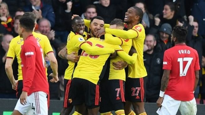 Para pemain Watford merayakan gol Ismaila Sarr (tengah) ke gawang Manchester United saat laga Liga Inggris di Vicarage Road Stadium. DANIEL LEAL-OLIVAS / AFP