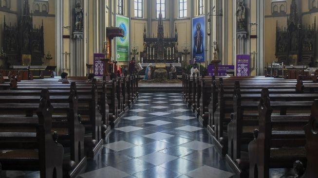 Petugas menyelesaikan dekorasi Natal di Gereja Katedral, Jakarta, Senin (23/12). [ANTARA FOTO/Galih Pradipta]
