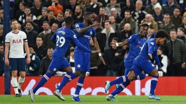 Gelandang Chelsea Willian (kanan) merayakan golnya ke gawang Tottenham Hotspur dalam pertandingan Liga Inggris di Tottenham Hotspur Stadium, London. Glyn KIRK / IKIMAGES / AFP