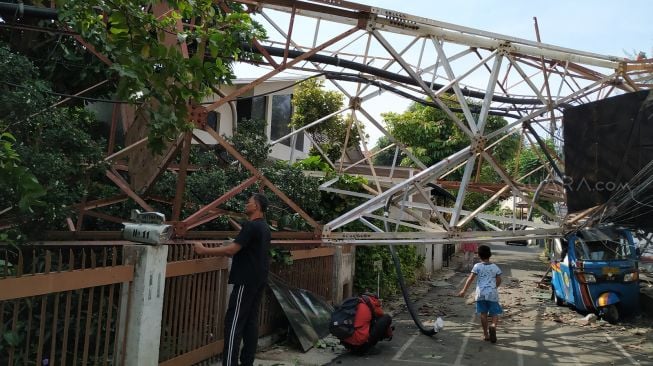 Menara Based Transmitter Station atau BTS milik Radio Republik Indonesia (RRI) di Radio Dalam, Kebayoran Baru, Jakarta Selatan, diduga roboh akibat sambaran petir dan tiupan angin kencang saat hujan lebat. (Suara.com/M Yasir)