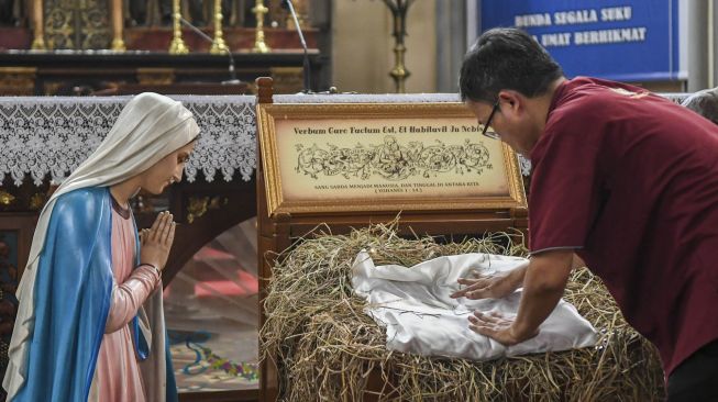 Petugas menyelesaikan dekorasi Natal di Gereja Katedral, Jakarta, Senin (23/12). [ANTARA FOTO/Galih Pradipta]
